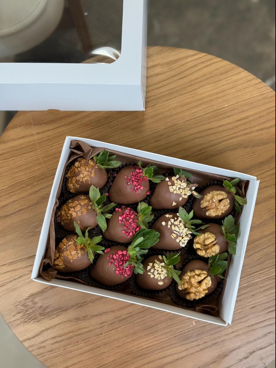 Фото Набор на 12 клубник в молочном шоколаде