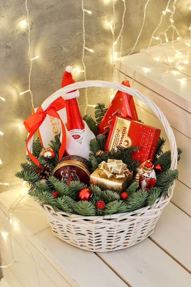 Фото Новогодняя корзина с конфетами, диаметр L