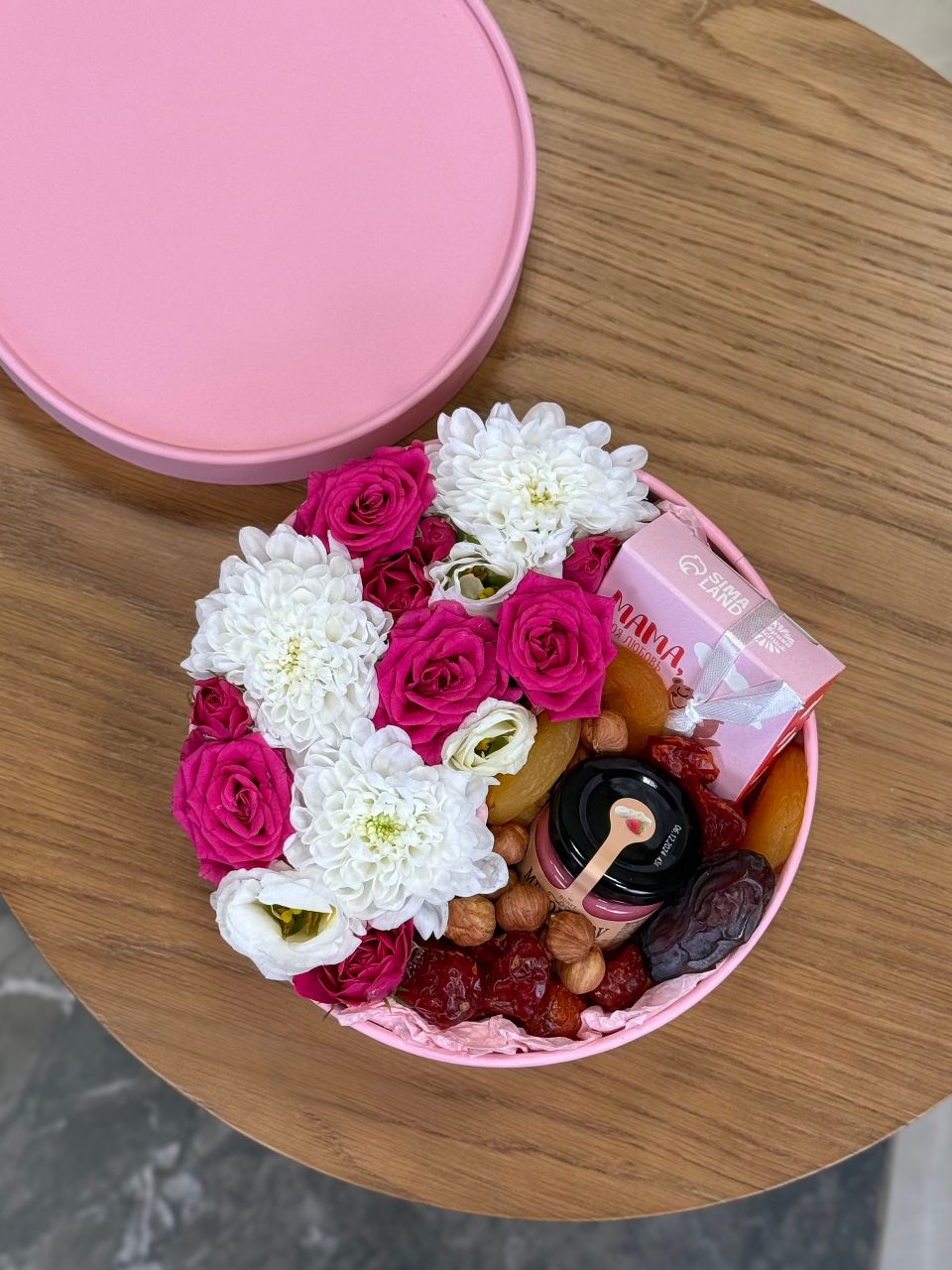 Фото Композиция с цветами, чаем и мёдом 