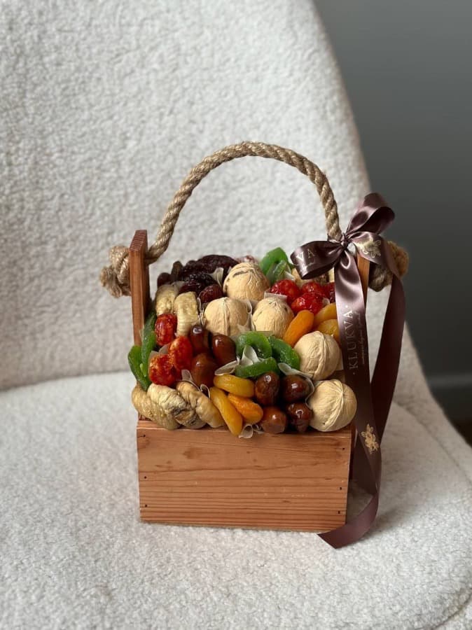 Фото Ящик с орехами и сухофруктами