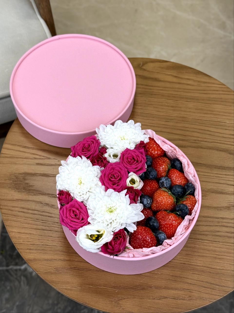 Фото Композиция с цветами и ягодами