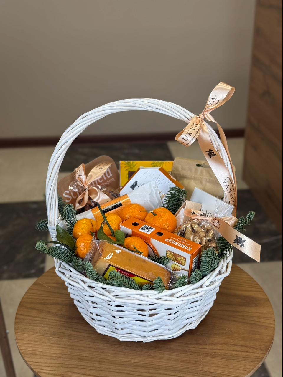 Фото Подарочная корзина с сырами, диаметр М