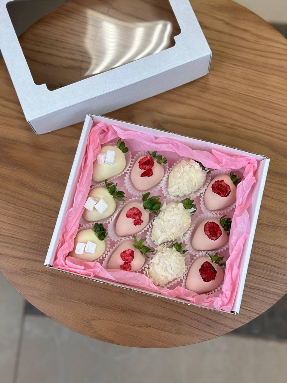 Фото Набор на 12 клубник в белом шоколаде