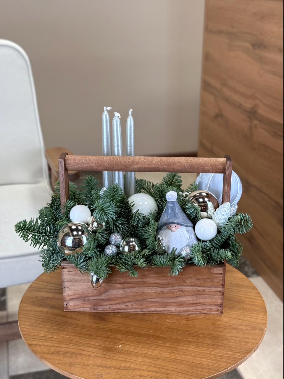 Фото Интерьерная композиция с гномом и свечами