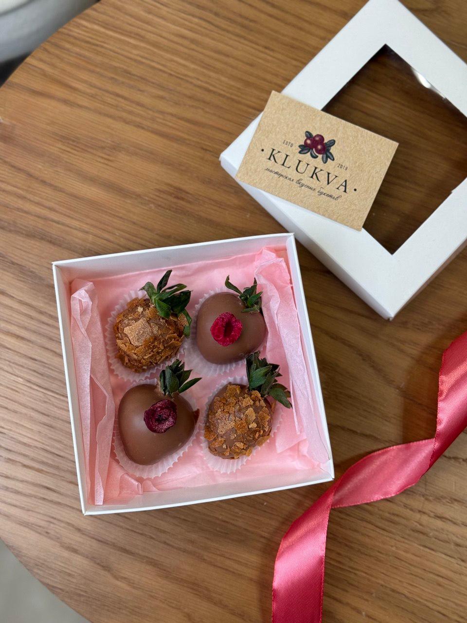 Фото Набор на 4 ягоды в молочном шоколаде