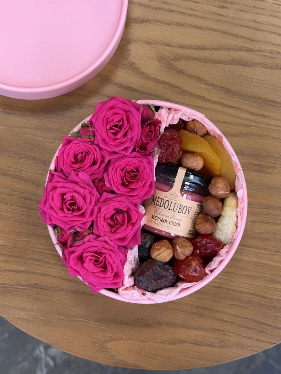 Фото Композиция с цветами и сухофруктами