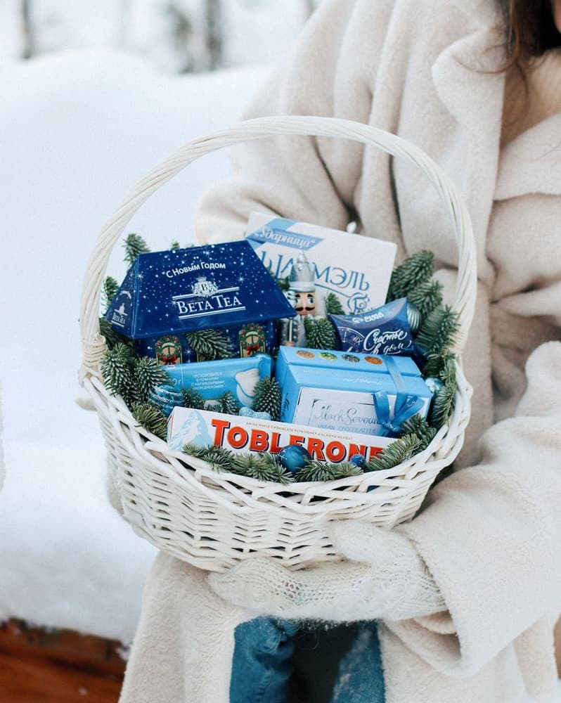 Фото Новогодняя корзина в голубом оттенке, диаметр L