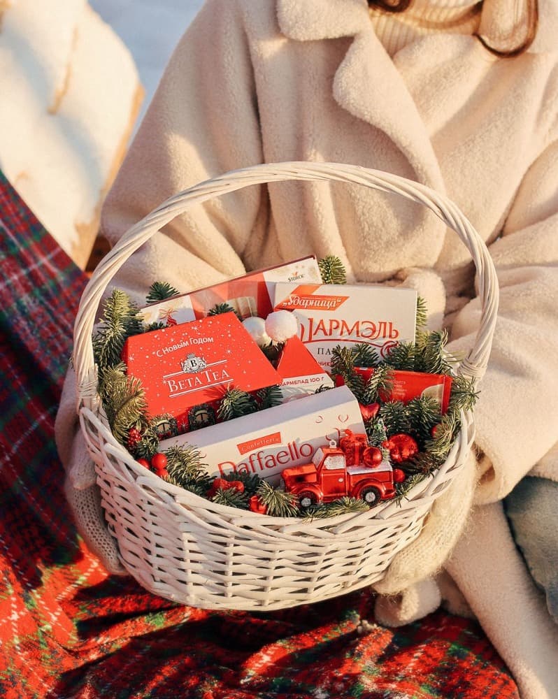 Фото Новогодняя корзина в красном оттенке, диаметр L