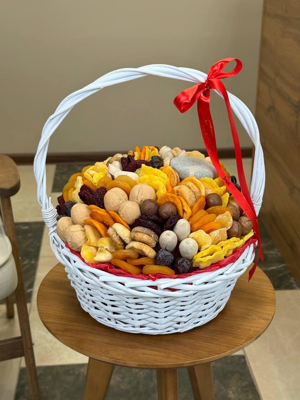 Фото Корзина с сухофруктами и орехами, диаметр L