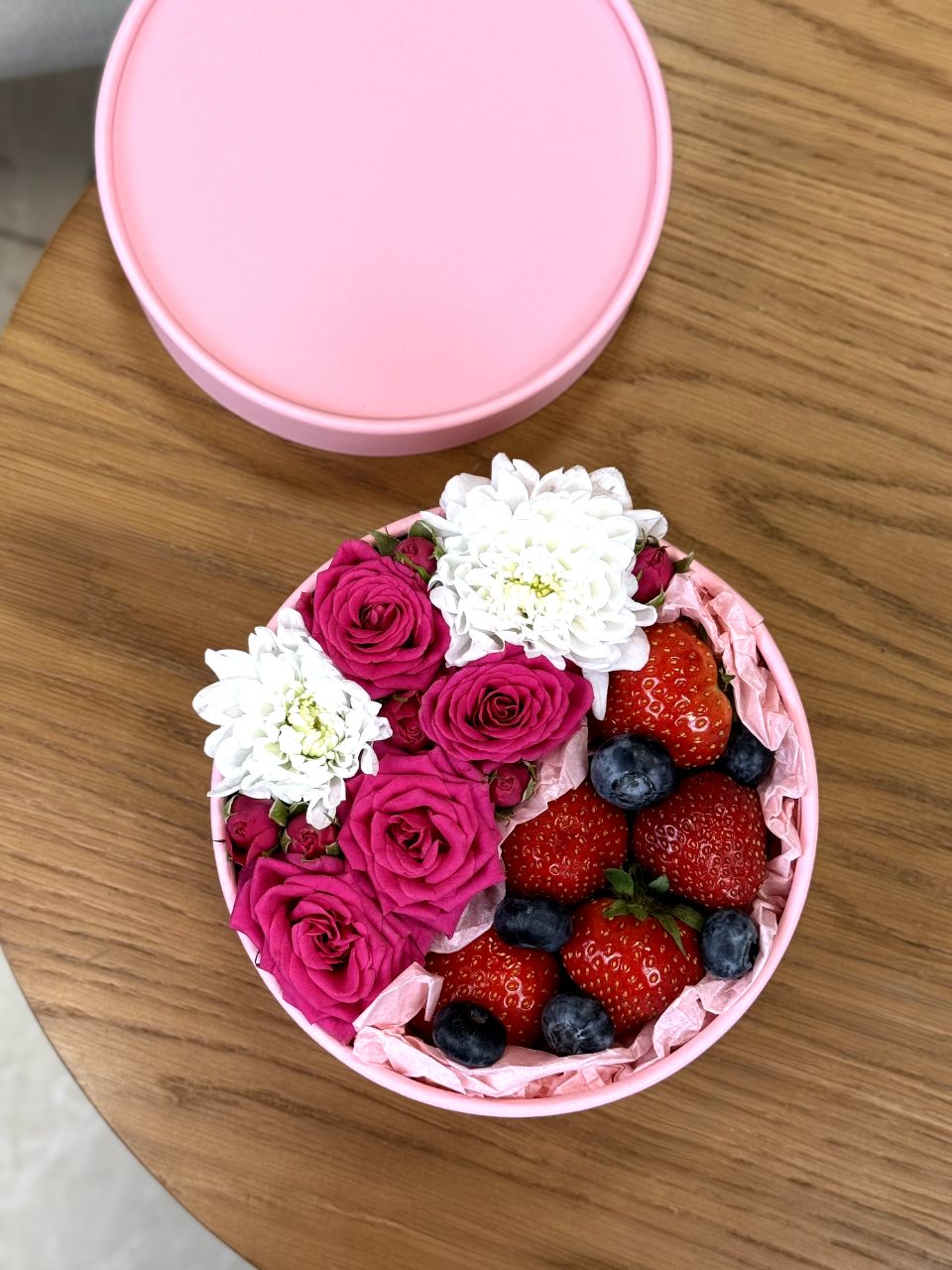 Фото Композиция с цветами и ягодами