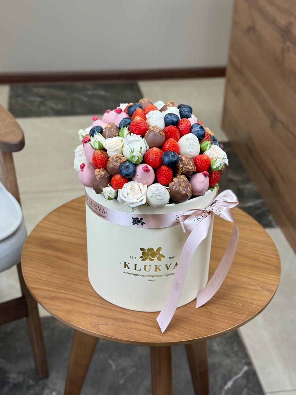 Фото Бокс с клубникой и цветами, диаметр M